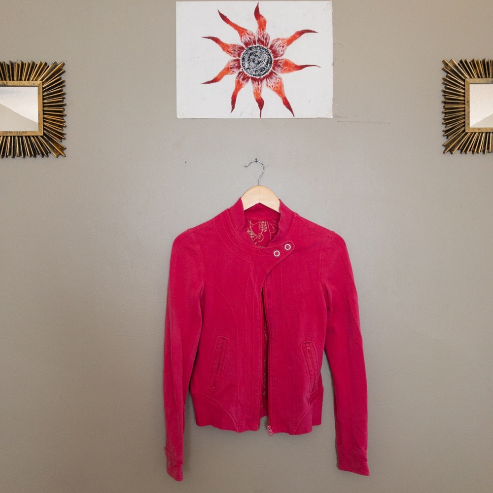 LULULEMON ATHLETICA bright pink sweatshirt